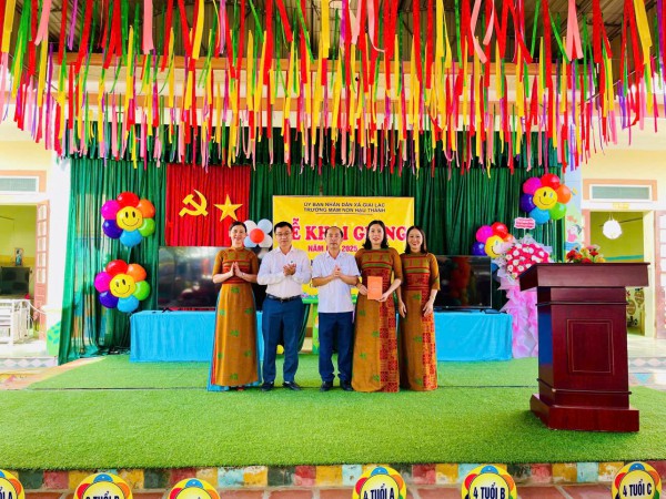 Lãnh đạo UBND xã Giai Lạc dự lễ khai giảng và trao quà cho nhà trường